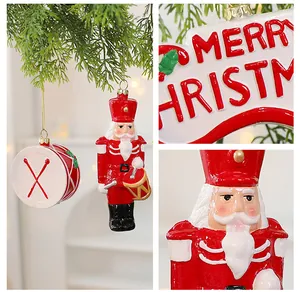 Detailopname van rode notenkraker-soldaat en Merry Christmas kerstboom hangende ornamenten
