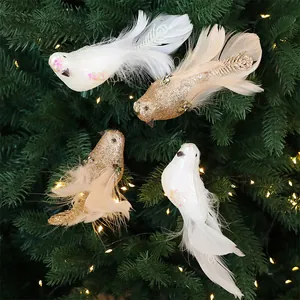 Elegante witte en gouden glittervogels met veren op een groene kerstboom versierd.