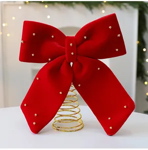 Dettaglio del fiocco per punta albero di Natale in velluto rosso vino con perline
