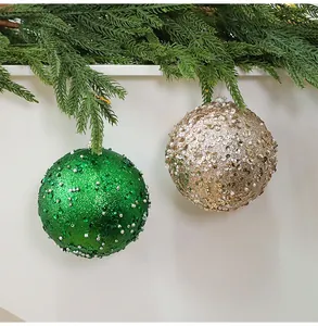 Vue détaillée de boules de Noël de 10cm avec des paillettes vertes et dorées et perles