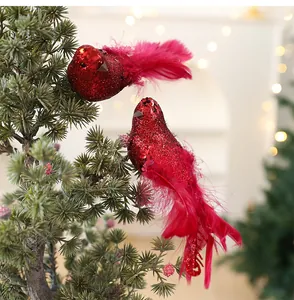 Gedetailleerde close-up van rode glimmende vogels met veren op kerstboombeschrijvingen