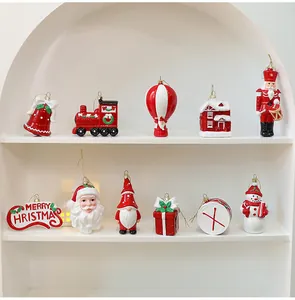 Gedetailleerd beeld van diverse rood-witte geblazen kerstboomornamenten in een display