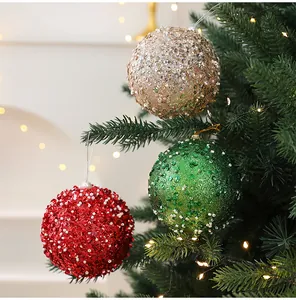 Détail de boules de Noël de 10 cm avec paillettes et perles nacrées sur un sapin