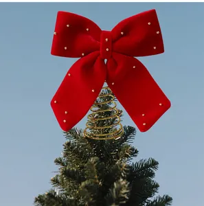 Dettaglio del fiocco puntale per albero di Natale in velluto bordeaux con perle