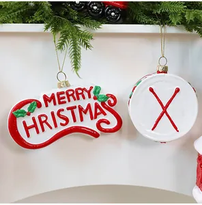 Detail van de feestelijke Merry Christmas en trommel hangers voor de kerstboom