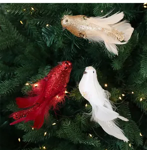 Detailweergave van glinsterende kunstvogels met veren op een verlichte kerstboom.