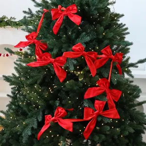 Ghirlanda di fiocchi in velluto rosso per decorazione albero di Natale.