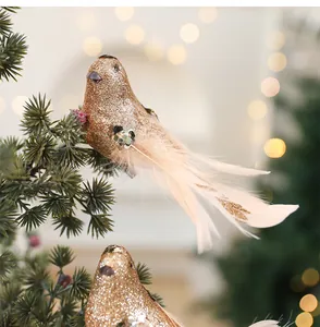 Detailopname van een sprankelende gouden kunstvogel met veren voor kerstboomdecoratie