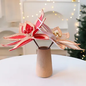 Élégantes fleurs de poinsettia de Noël en velours dans un vase pour décor de fête