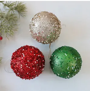 Gros plan de boules de Noël de 10 cm avec des paillettes brillantes et des perles décoratives