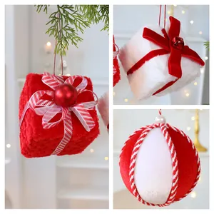 Gran set de adornos navideños de peluche rojo y blanco con cajas de regalo y bolas