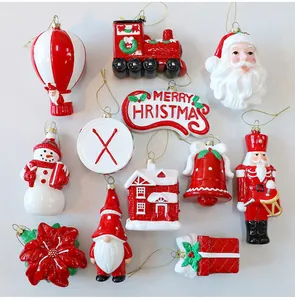Set van rood-witte blaasgegoten kerstboomversieringen met diverse feestelijke vormen