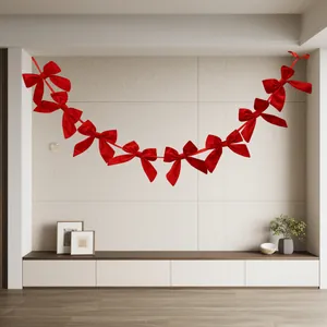 Elegante ghirlanda di fiocchi rossi per decorazioni natalizie festive in casa e in vetrina