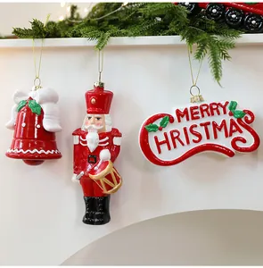 Gedetailleerde weergave van rode en witte kerstbel, notenkraker en feestelijk bord