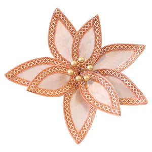 Fleur de Noël élégante en velours artificiel avec perles dorées et broderie fine