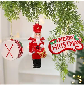 Gedetailleerd overzicht van notenkraker- en trommelhangers aan kerstboombakken