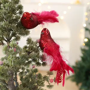 Levendige rode kunstvogels met glitter en veren voor sfeervolle kerstboomversieringen.