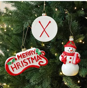 Gedetailleerde weergave van glanzende kerstversiering aan een verlichte kerstboom