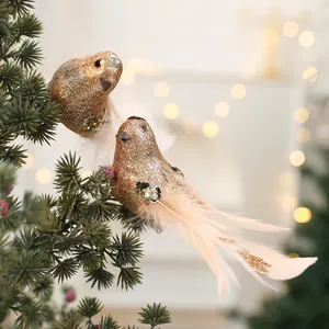 Paar fonkelende gouden glittervogel ornamenten voor een feestelijke kerstboom decoratie