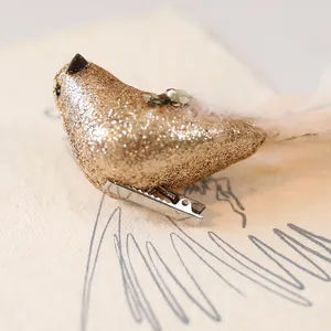 Gouden glitter vogeldecoratie met witte veer en metalen clip voor de kerstboom