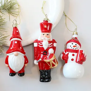 Feestelijke set van 3 kerstornamenten: kabouter, notenkraker en sneeuwpop hangers