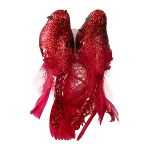 Set van twee rode glitter vogels met veren staarten voor decoratie van de kerstboom