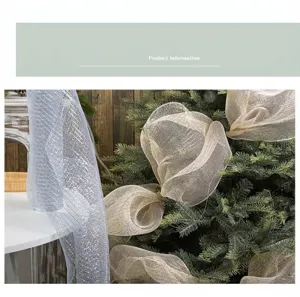 Primer plano del lazo de malla de PP con purpurina dorada y plateada para árbol de Navidad