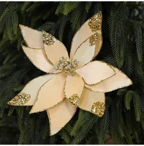 Nahaufnahme einer eleganten cremefarbenen künstlichen Weihnachtssternblume mit Goldrand
