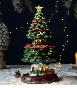 Detail van de muzikale kerstboom met ronddraaiende trein en LED-verlichting