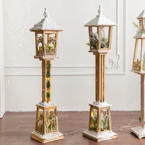 Noorse vintage houten kerstvloerlantaarns met LED-verlichting en sneeuwdecoratie