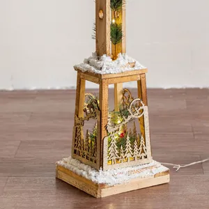 Noordse vintage houten kerst vloerlantaarn met LED verlichting en sneeuwdecoratie.