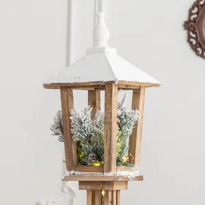 Scandinavische houten kerstlantaarn met LED-verlichting en sneeuwtakken