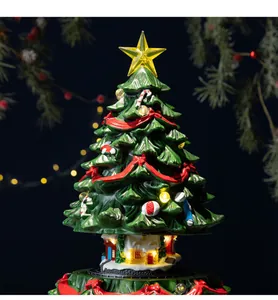 Gedetailleerd overzicht van een lichtgevende kerstboom muziekdoos met draaiende treinrails