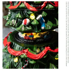 Gedetailleerde weergave van een lichtgevende kerstboom muziekdoos met trein.