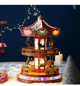Gedetailleerd beeld van een verlichte kerstcarrousel muziekdoos met feestdecoratie