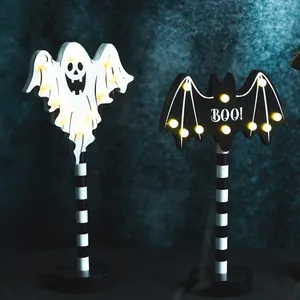 Festliche Halloween-LED-Holzdekorationen mit Geistern und Fledermäusen für den Schreibtisch.