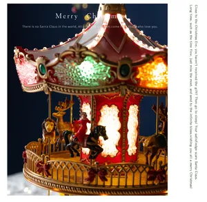 Detailopname van de verlichte kerstcarrousel muziekdoos met feestelijke figuren