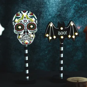 Halloween LED Holz Deko Totenkopf und Fledermaus für gruselige Party-Dekorationen