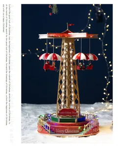 Gedetailleerd overzicht van een verlichte kerstcarrousel met kerstman vliegende stoelen