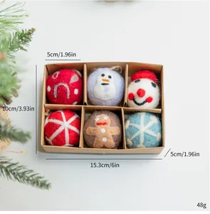 Detalle de las dimensiones de un set de 6 bolas de Navidad de fieltro a mano.
