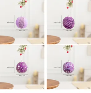 Set van 4 paarse kerstballen van schuim van 8 cm met verschillende texturen van kralen en lovertjes