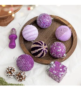 Gedetailleerd overzicht van 8cm paarse kerstballen en ornamenten op een houten dienblad