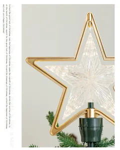 Nahaufnahme eines goldenen LED-Weihnachtsbaumsterns mit kristalliner Textur und Glanz