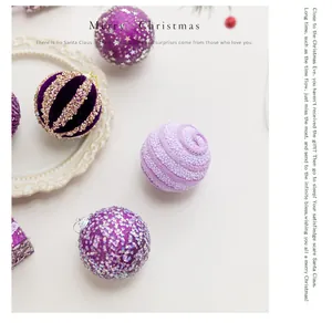 Detailweergave van 8cm paarse schuim kerstballen met lovertjes en fluwelen texturen.