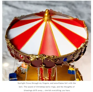 Detailopname van een feestelijke rood-witte carrousel muziekdoos met gouden accenten