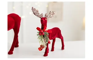 Λεπτομερής κοντινή λήψη μπορντό χνουδωτού χριστουγεννιάτικου ταράνδου με γκλίτερ