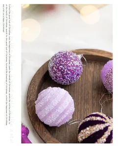 Macro-detailweergave van de 8 cm paarse getextureerde schuimrubberen kerstballen in houten dienblad.