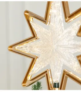 Nahaufnahme der goldenen LED-Weihnachtsbaumspitze mit funkelnder Kristallstruktur