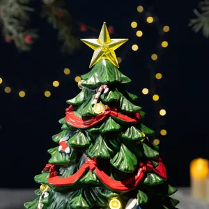 Prachtige verlichte kerstboom decoratie met warme LED-verlichting en feestelijke ster