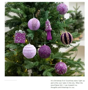 Set van diverse paarse glitter kerstballen van 8 cm hangend aan een feestelijke boom